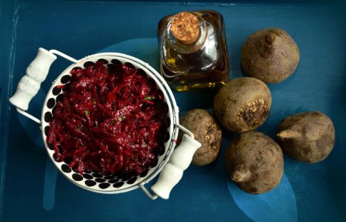 Bordo salata od cvekle i suvih šljiva: Ko ovo nije probao ne zna šta propušta (RECEPT)