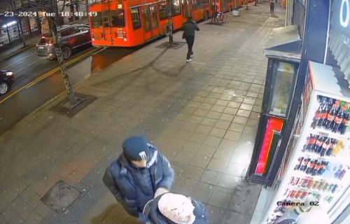 Snimak džeparoša u centru Beograda: Naočigled prolaznika vadi novčanik iz torbe žene (VIDEO)