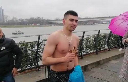 Na Sava promenadi prvi do Časnog krsta doplivao je policajac Petar Jović (24) iz Medveđe