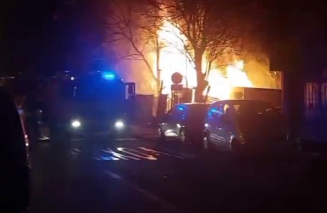 Veliki požar na Karaburmi: Vatrogasci se bore da obuzdaju plamen (VIDEO)