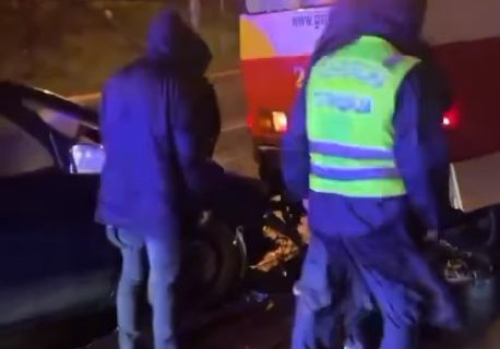 Sudar tramvaja i automobila u Bulevaru, tri osobe povređene (VIDEO)