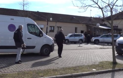 Nastavljaju se pritisci: Policija upala u objekat Privremenog organa opštine Peć, skinuta zastava Srbije