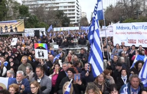 Grčka legalizovala istopolne brakove, parovi će moći da usvajaju i decu