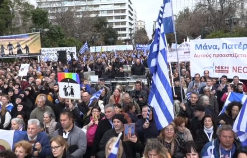 Grčka legalizovala istopolne brakove, parovi će moći da usvajaju i decu