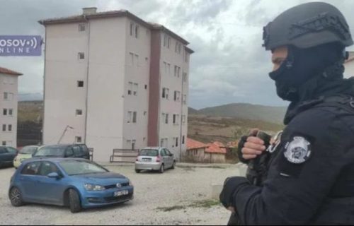 Srpsku trobojku skinuli sa tvrđave u Zvečanu, Kurtijeva policija kaže "da im nije stigla prijava"