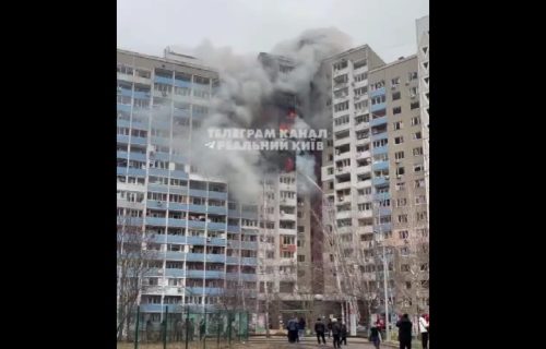 U Kijevu odjekuju eksplozije, raketiran centar grada, gori stambena zgrada (VIDEO)