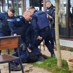 Policija uhapsila muškarca u bašti kafića koga su građani prijavili da je naoružan (VIDEO)