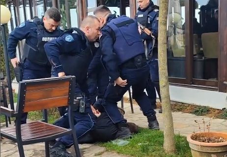 Policija uhapsila muškarca u bašti kafića koga su građani prijavili da je naoružan (VIDEO)