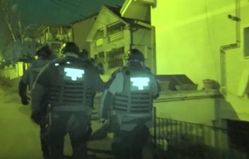 Uhapšeni osumnjičeni za bacanje bombe na kuću u Mladenovcu, pogledajte akciju policije (VIDEO)