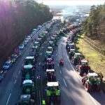 Poljski farmeri blokirali granični prelaz sa Nemačkom: Nezadovoljni zbog jeftinih proizvoda iz Ukrajine (VIDEO)