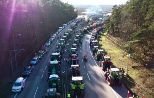 Poljski farmeri blokirali granični prelaz sa Nemačkom: Nezadovoljni zbog jeftinih proizvoda iz Ukrajine (VIDEO)