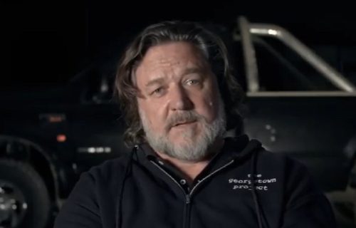 Drama ispred hotela u Parizu: Rasel Krou besneo na fanove, snimak zapalio mreže (VIDEO)