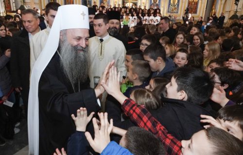 Patrijarh Porfirije podelio svetosavske paketiće osnovcima u Hramu Svetog Save (FOTO)