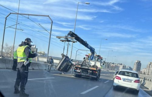 Velika nezgoda na Mostu na Adi: Automobil se prevrnuo na bok, stvara se gužva (FOTO)