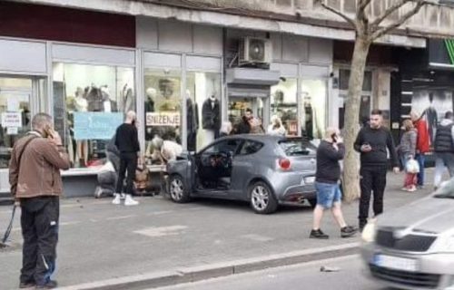 Težak udes u Bulevaru kralja Aleksandra: Automobil odleteo na trotoar, jedna osoba povređena