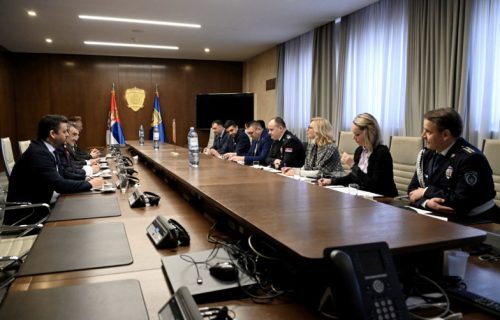 MUP Srbije nagradio španske policajce: Uručene srebrne medalje za zasluge drugog stepena