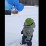 "Ovaj mali će biti prava momčina!” Evo kako su jednog mališana roditelji odvikli od cucle (VIDEO)