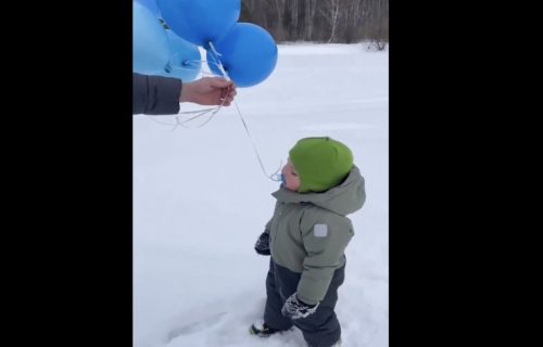 "Ovaj mali će biti prava momčina!” Evo kako su jednog mališana roditelji odvikli od cucle (VIDEO)