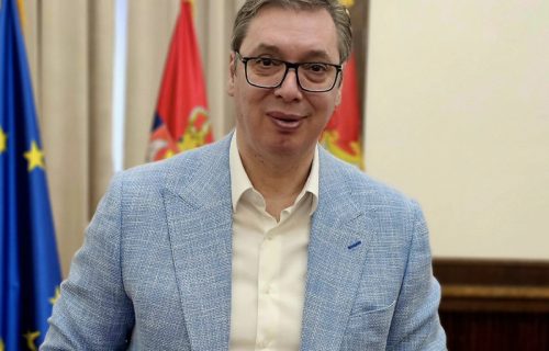 Vučić dobio poklon sa potpisom legende Bostona: Čim završim fakultet za trenera, pokloniću je klincima koje ću da vodim (FOTO)