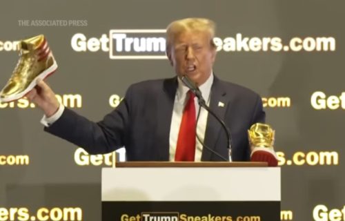 Tramp predstavio svoju liniju zlatnih patika, model se zove "Nikada ne odustaj": Rasprodate su brzinom svetlosti (VIDEO)