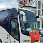 Napad u Prizrenu: Albanac okačio zastavu UČK na autobus sa hodočasnicima, pa svešteniku zavrnuo ruku