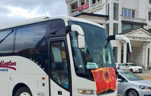 Napad u Prizrenu: Albanac okačio zastavu UČK na autobus sa hodočasnicima, pa svešteniku zavrnuo ruku