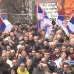 "Evropo, dogorelo do nokata, zauzdajte piromana!": Veliki protestni skup Srba u Kosovskoj Mitrovici (VIDEO)