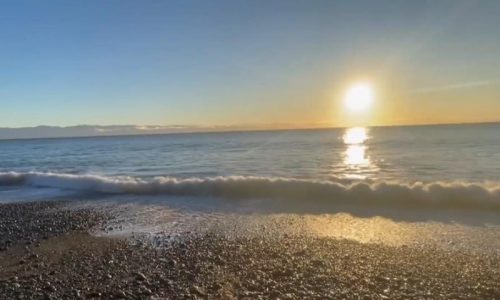 Prodaje kamen sa plaže za skoro 13.000 evra: Šok oglas privukao ogromnu pažnju na mrežama (FOTO)