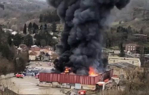 Požar zahvatio fabriku za reciklažu litijumskih baterija (VIDEO)