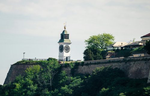 Drama na Petrovaradinskoj tvrđavi: Žena i pas pali sa bedema, morali da intervenišu vatrogasci