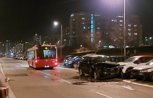 Udes u naselju Stepa Stepanović, autobus naleteo na parkirane automobile (FOTO)