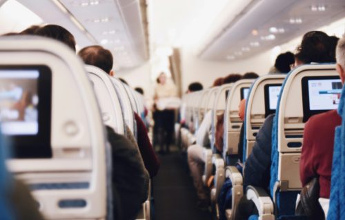 Kako izgleda prva pomoć u avionu, ako putniku pozli: Od davanja kiseonika do prinudnog sletanja