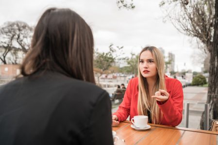 Posle nekoliko sati među ljudima nemate snage ni za razgovor? Niste jedini, evo šta se dešava u mozgu