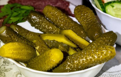 Kad pojedete kisele krastavčiće, nemojte bacati tečnost iz tegle: Trebaće vam za ublažavanje ovih tegoba
