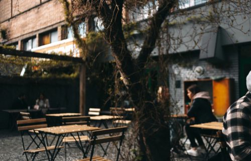 Student seo u kafić u Beogradu i naručio kafu, pa zamoljen da izađe napolje, neki su i podržali ovaj stav