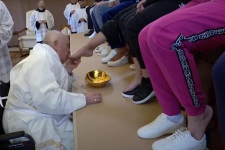 PAPA FRANJA ritualno oprao noge 12 žena u zatvoru: Simboličan gest na Veliki četvrtak (VIDEO)