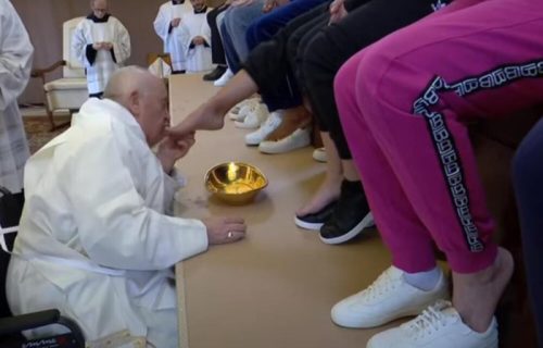 PAPA FRANJA ritualno oprao noge 12 žena u zatvoru: Simboličan gest na Veliki četvrtak (VIDEO)