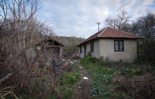 Inspektori ponovo u Banjskom Polju, kopaju oko kuće gde je prijavljen nestanak Danke (2)
