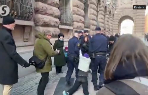 Švedska policija bukvalno ODNELA Gretu Tunberg, pokušala je sa aktivistima da blokira ulaz u parlament (VIDEO)