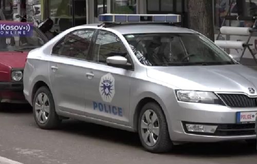 Carina i Kosovska policija u Zvečanu i Severnoj Mitrovici pretresali apoteke: Izneli najmanje 10 džakova (VIDEO)