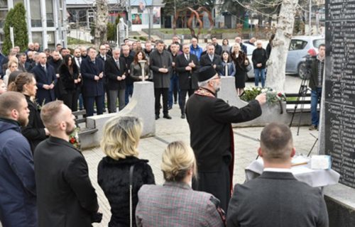 Kosovska Mitrovica: Parastosom i polaganjem venaca obeleženo 20. godina od martovskog pogroma