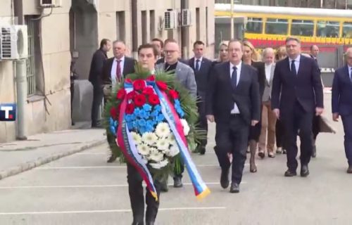 Godišnjica ubistva Zorana Đinđića: Ana Brnabić sa članovima vlade položila venac na mestu atentata