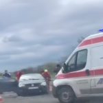 Tri vozila se sudarila kod Velike Plane: Ima povređenih, jednog od vozača izvlače iz auta (VIDEO)