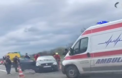 Tri vozila se sudarila kod Velike Plane: Ima povređenih, jednog od vozača izvlače iz auta (VIDEO)