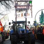 Poljska: Poljoprivrednici dovezli tenk od bala sena pod prozor premijera Tuska