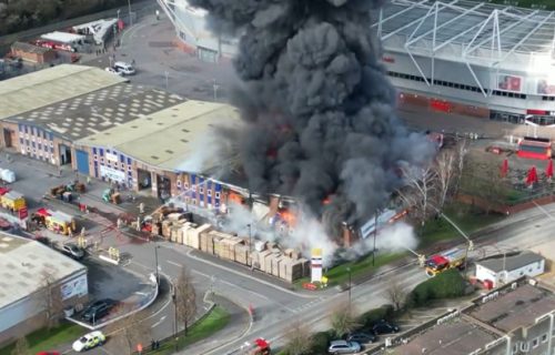 Veliki požar u Engleskoj: Gori skladište kod poznatog stadiona (VIDEO)