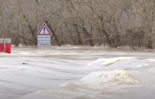 Velike poplave zahvatile jug Francuske, traga se za nestalima (VIDEO)