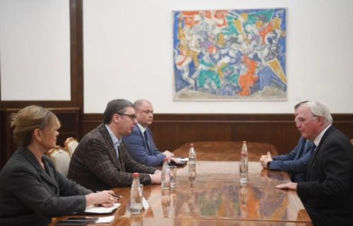 "Otvoren razgovor o položaju Srba na KiM i komplikovanoj geopolitičkoj situaciji" Vučić razgovarao sa Hilom (FOTO)