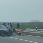 Saobraćajna nezgoda na auto-putu Miloš Veliki: Automobil uništen, delovi rasuti po putu (VIDEO)