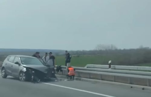 Saobraćajna nezgoda na auto-putu Miloš Veliki: Automobil uništen, delovi rasuti po putu (VIDEO)